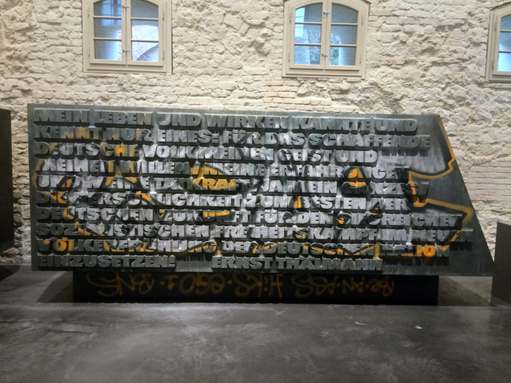 Stele des Ernst-Thälmann-Denkmals (Ausstellung „Enthüllt. Berlin und seine Denkmäler“ in der Zitadelle Spandau)