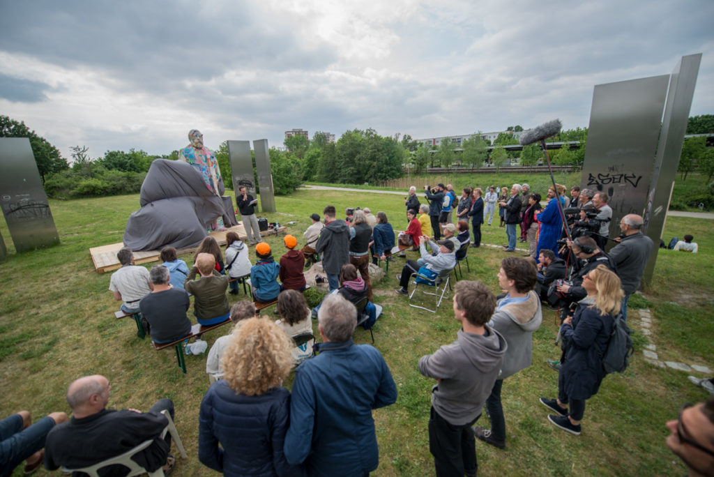 Jan Kage (Schau Fenster), Eröffnungsrede zu City Skins – Marx und Engels, Cottbusser Platz, Berlin-Hellersdorf 2017 (Photo: Boris Niehaus)