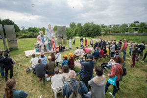 Dörty Messer & Seeräuber Jensus singen „Wovon lebt der Mensch” (mit Support von Chérie und PC), Berlin-Hellersdorf 2017 (Photo: Boris Niehaus)